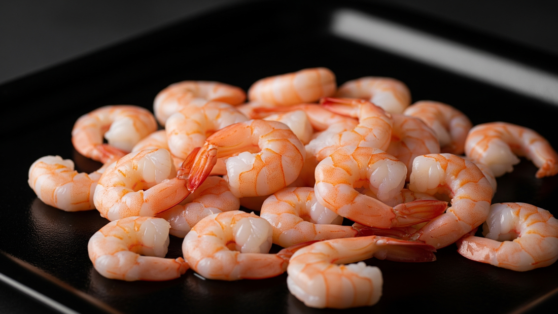 Camarones crudos pelados y desvenados, listos para cocinar.